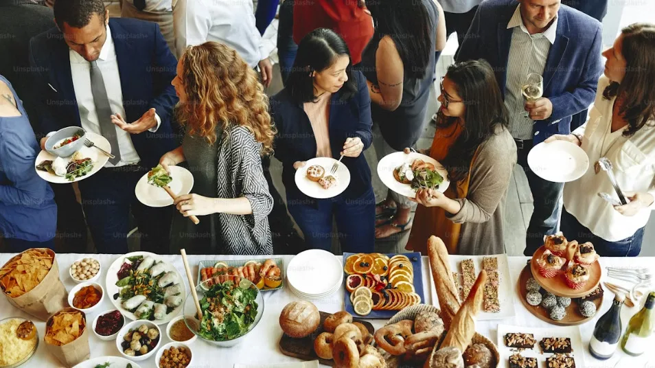 Οι μπουφέδες, η σπατάλη φαγητού και η άλλη όψη… των παραγεμισμένων πιάτων