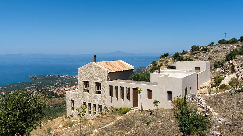Μία κατοικία στη Μάνη εμπνευσμένη από τα μοναστηριακά σύνολα