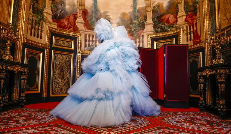 Louvre Couture: H πρώτη έκθεση μόδας στο Λούβρο έκλεισε με ρεκόρ επισκεψιμότητας