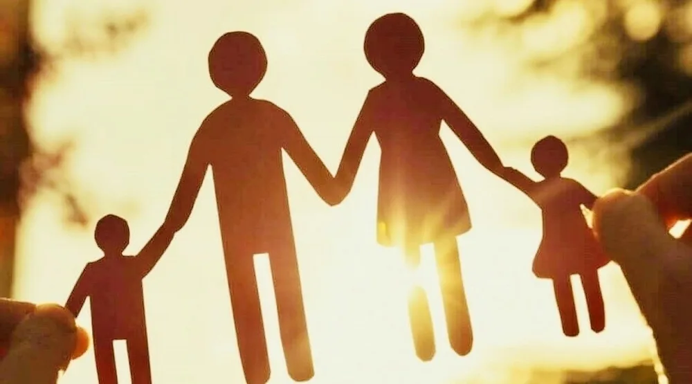 Σε ιστορικά χαμηλά οι γεννήσεις το 2024: Το «μαλθουσιανό μοντέλο» για το δημογραφικό και οι παγίδες της ανάπτυξης