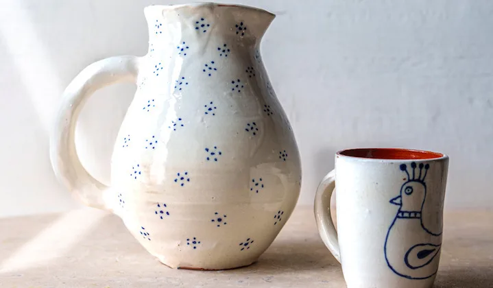 Mon Coin Studio: Tα «αιγινήτικα κανάτια» συναντούν τη σύγχρονη εικαστική έκφραση