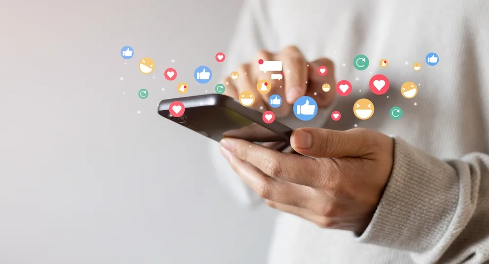 Από την τηλεόραση στο feed: Η νέα πραγματικότητα των social media στην ενημέρωση