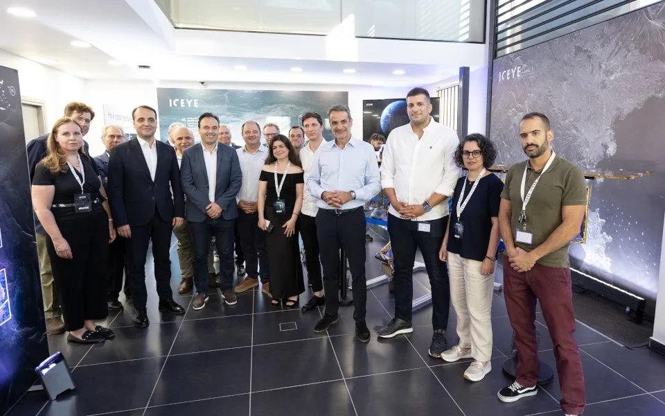 Μητσοτάκης και Παπαστεργίου στις εγκαταστάσεις και τη γραμμή παραγωγής δορυφόρων της ICEYE στην Ελλάδα