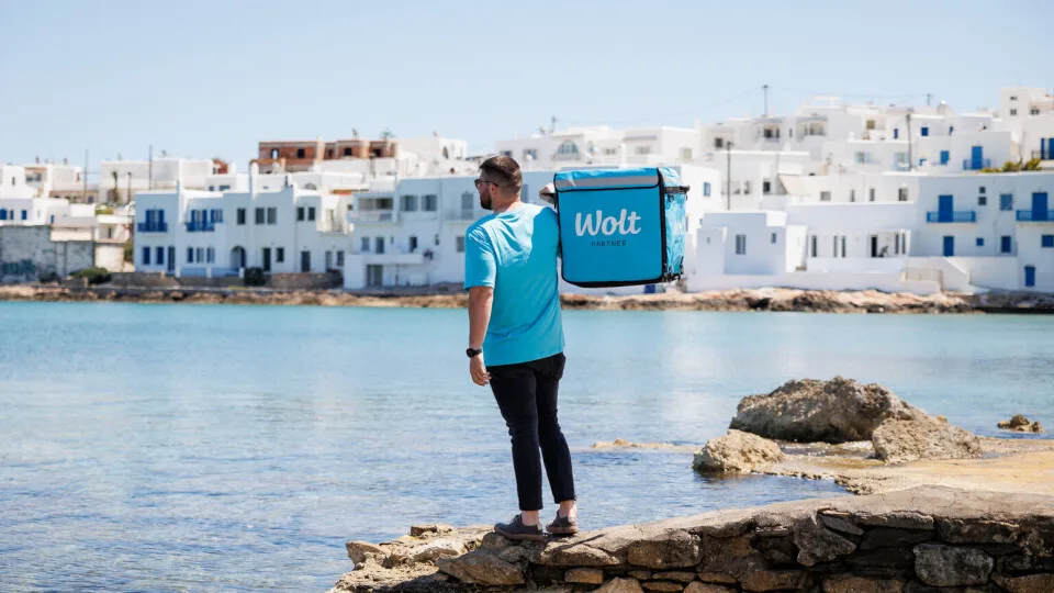 Η Wolt προσθέτει στο δίκτυό της περαιτέρω καλοκαιρινούς προορισμούς σε όλη την Ελλάδα