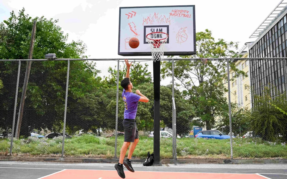 ​To SLAMDUNK της Cosmos Sport ανακαίνισε ανοιχτό γήπεδο μπάσκετ στη Θεσσαλονίκη