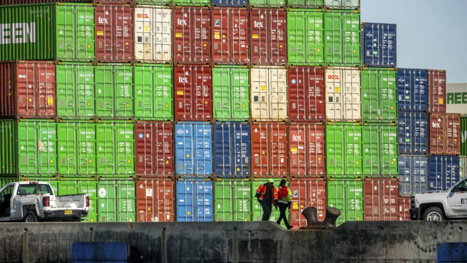 Έτοιμες να συνάψουν τελική εμπορική συμφωνία οι ΕΕ με τις ΗΠΑ - Ενιαίος δασμός 15% και οι εξαιρέσεις