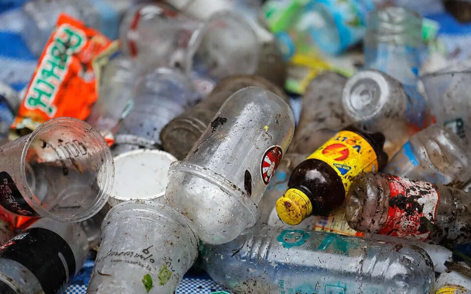 Η ΕΕ κινεί τις διαδικασίες για μια παγκόσμια συμφωνία που θα αφορά την αντιμετώπιση της ρύπανσης από τα πλαστικά