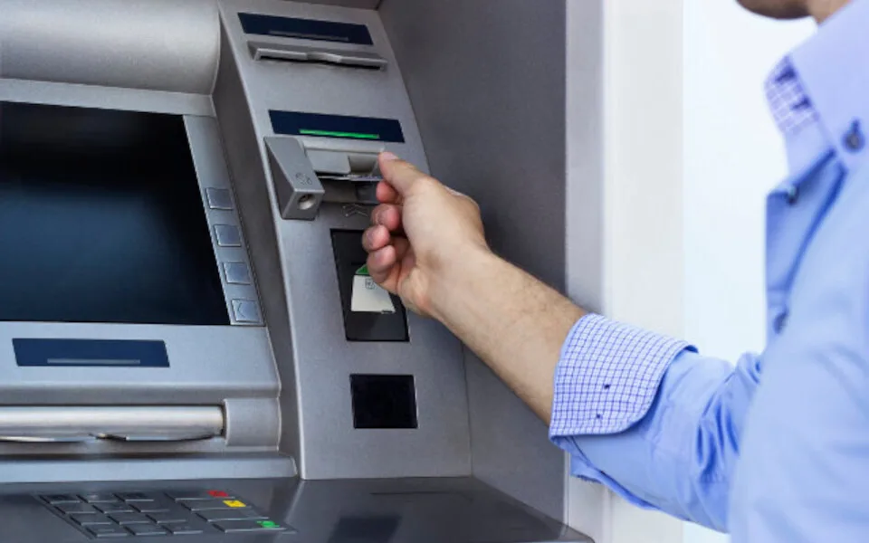Καταργούνται πλήρως οι χρεώσεις για αναλήψεις μετρητών από τα ATM - Τι θα ισχύει από τις 11 Αυγούστου