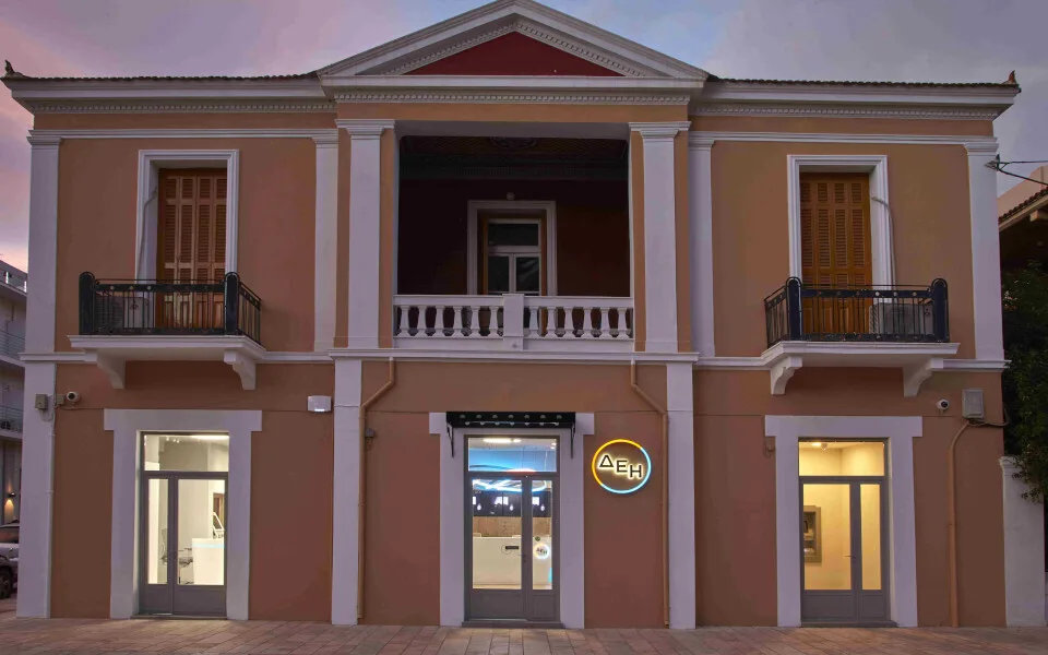 Πάνω από 60 νέα και ανακαινισμένα καταστήματα μετρά η ΔΕΗ