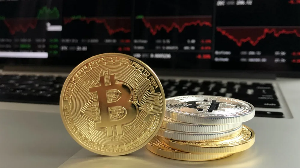 Υποχωρούν τα crypto μετά τα ιστορικά υψηλά – Κάτω από τα 4 τρισ. η αγορά