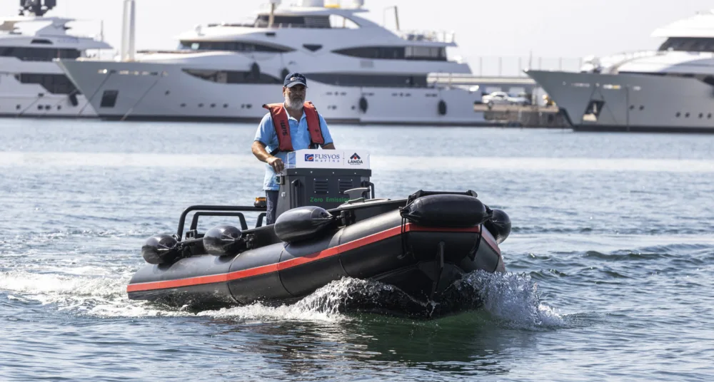 Μαρίνα Φλοίσβου: Το πρώτο ηλεκτροκίνητο σκάφος υπηρεσίας σε ελληνική μαρίνα