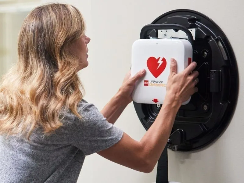 Τοποθετούνται απινιδωτές σε μετρό και ταξί