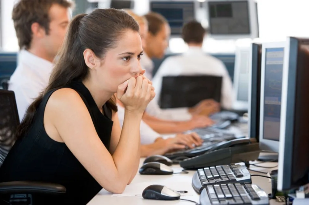 Δύσκολη «εξίσωση» η αποταμίευση, πάνω από το 50% των Ελλήνων ξεμένει από χρήματα πριν τελειώσει ο μήνας