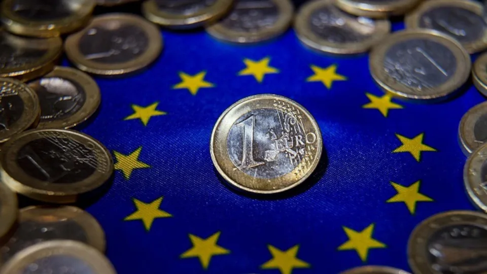 ΕΚΤ: Στo 2% τα επιτόκια έως το 2027, εκτιμούν οι αναλυτές