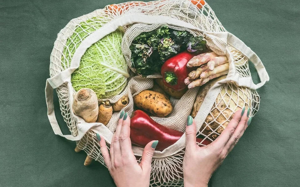 Το Κοινοβούλιο προχωρά στην έγκριση νέων μέτρων για τη μείωση της σπατάλης υφασμάτων και τροφίμων