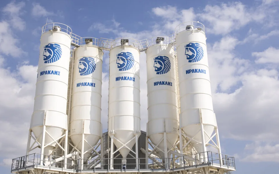 Ο Όμιλος ΗΡΑΚΛΗΣ καταργεί τη συσκευασία τσιμέντου 50 κιλών - Ποια τα οφέλη της νέας συσκευασίας