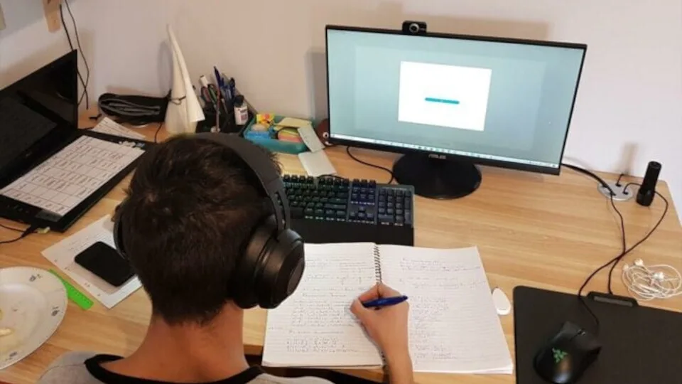 Από τη Δευτέρα ξεκινούν τα «ζωντανά» μαθήματα του Ψηφιακού Φροντιστηρίου