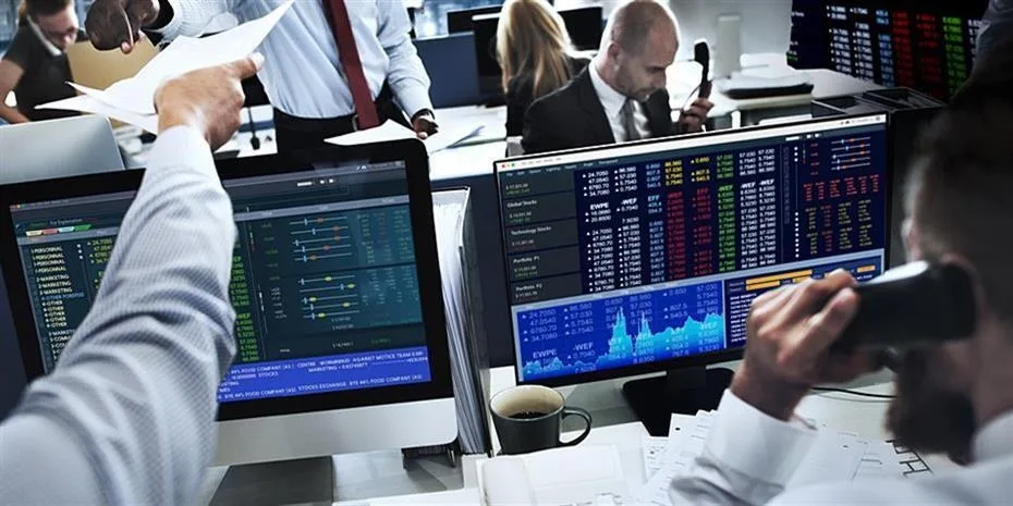 Επενδύσεις: Σε μετοχές τεχνολογίας και ΑΙ στράφηκαν οι Έλληνες το καλοκαίρι