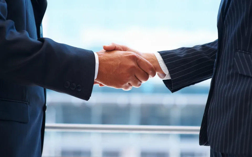 Ο Ραϋμόνδος Αλβανός προσεγγίζει με μεστό τρόπο τις Δημόσιες Σχέσεις σε λίγο παραπάνω από 200 σελίδες