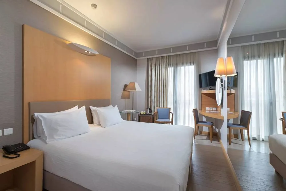 Οριακή άνοδος στα ξενοδοχεία της Αθήνας τον Αύγουστο, «καμπανάκι» για Airbnb