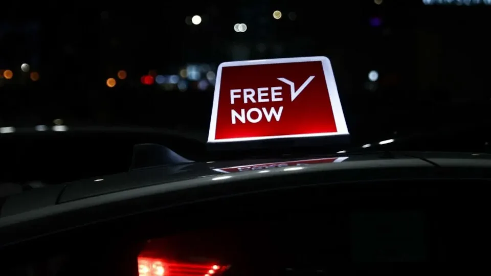 Freenow και Φάρος Τυφλών Ελλάδος συνεργάζονται παρέχοντας ασφαλείς μετακινήσεις ατόμων με προβλήματα όρασης