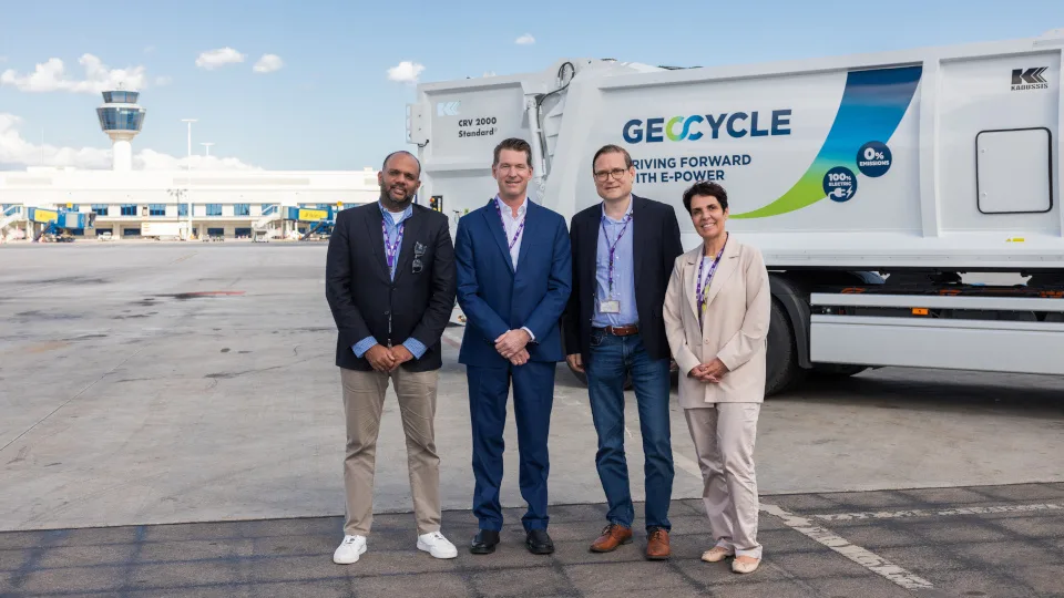 Η Geocycle Ελλάς, μέλος του Ομίλου ΗΡΑΚΛΗΣ, φέρνει το πρώτο της ηλεκτρικό απορριμματοφόρο στον ΔΑΑ
