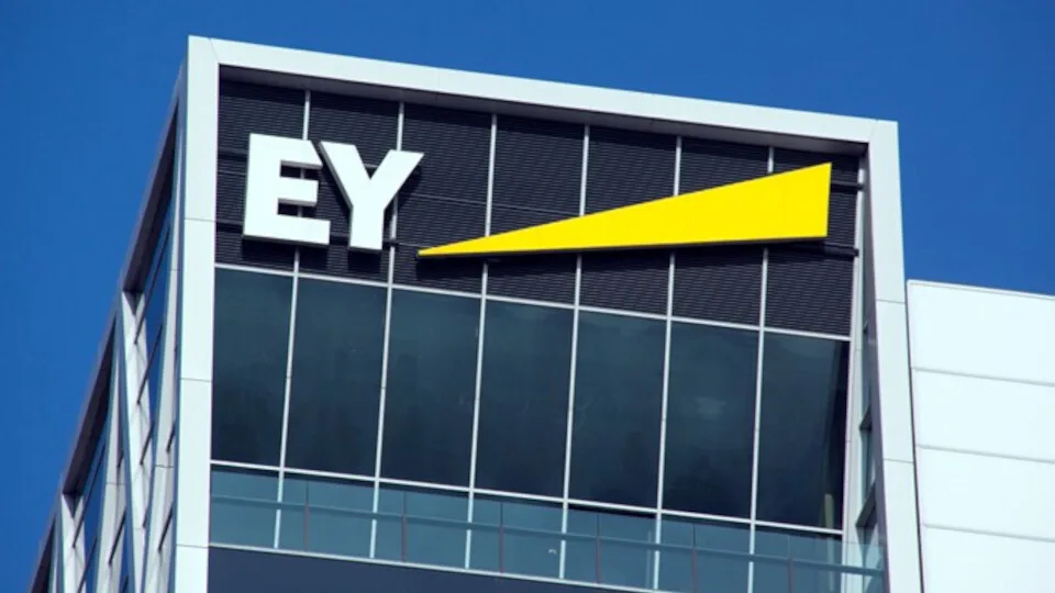 Έσοδα 53,2 δισ. δολ. σε παγκόσμιο επίπεδο για την EY το οικονομικό έτος 2025