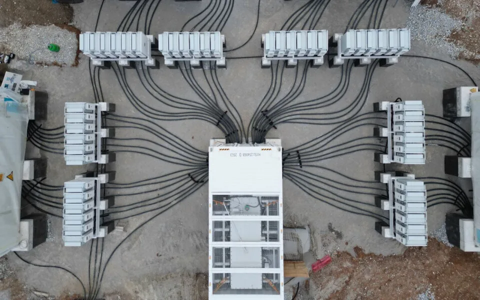 Όμιλος ΔΕΗ: Εναρκτήριο λάκτισμα για την κατασκευή νέου σταθμού μπαταριών (BESS) στο Αμύνταιο