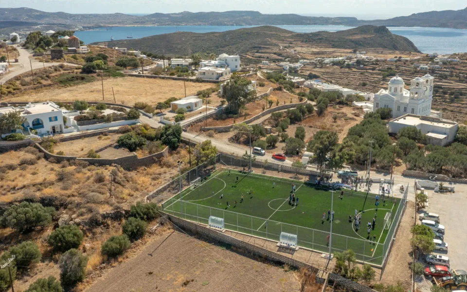 Ένα νέο γήπεδο ποδοσφαίρου στην Τρυπητή Μήλου με τη συμβολή της Invel Real Estate και της PRODEA Investments