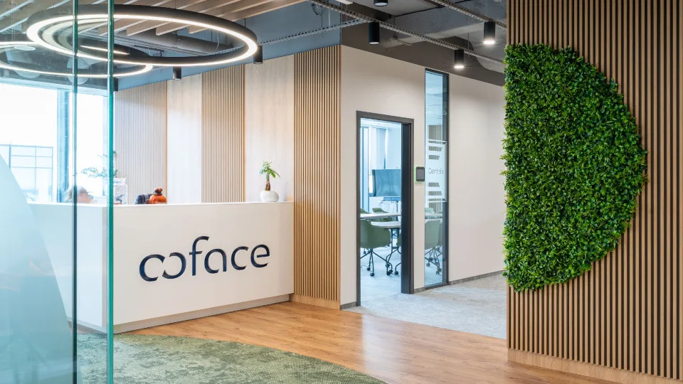 Η ηρεμία μέσα στην καταιγίδα: Ο «χρησμός» της Coface για τους σημερινούς κινδύνους