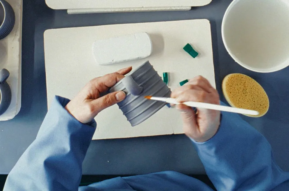 Όταν ο καλλιτεχνικός διευθυντής του Dior εμπνεύστηκε από τα κεραμικά της Ελλάδας