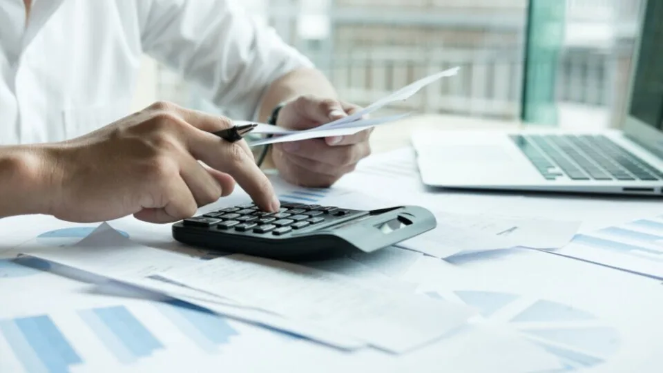 1,2 δισ. ευρώ η επιβάρυνση του προϋπολογισμού από τη φορολογική κλίμακα το 2026 – 1,6 δισ. το 2027