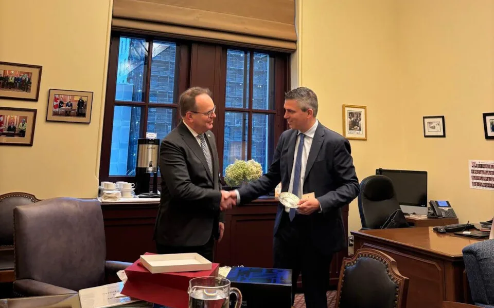 Συνάντηση υπουργού Υποδομών και Μεταφορών με υπουργό Μεταφορών του Καναδά - Συζήτηση για απευθείας αεροπορική σύνδεση