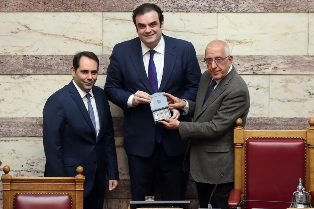 Κατατέθηκε ο Προϋπολογισμός του 2026: Ανάπτυξη 2,4%, πλεόνασμα 2,8% - Οι εκτιμήσεις για πληθωρισμό