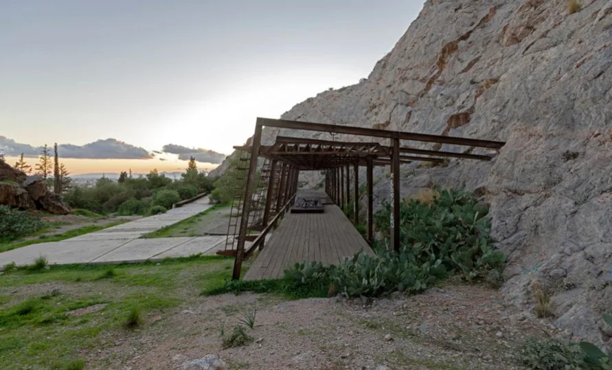 “Athens Dies In Dreams At Sunrise”: H νέα εικαστική εγκατάσταση στον λόφο του Φιλοπάππου