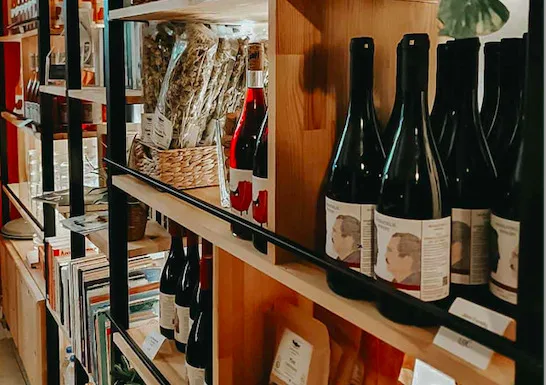 Markatselis: Ένα ολοκαίνουργιο wine shop με δανειστική βιβλιοθήκη στην Ηγουμενίτσα