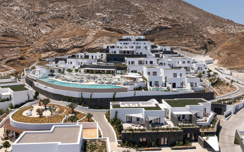 Τα LXR Hotels & Resorts κάνουν το ντεμπούτο τους στην Ελλάδα με το Sandblu Santorini