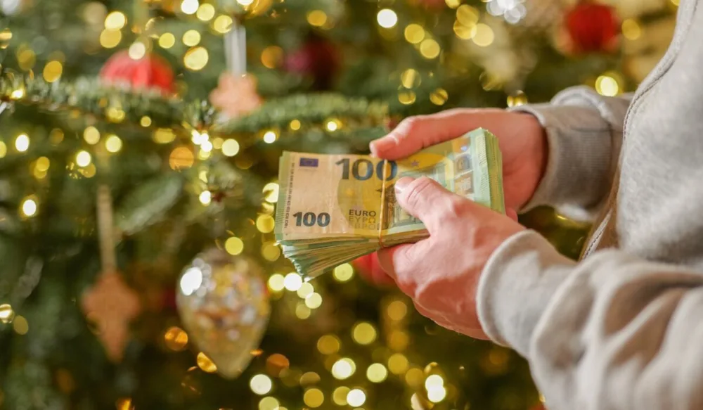 Νωρίτερα θα καταβληθεί φέτος το Δώρο Χριστουγέννων - Πώς υπολογίζεται και ποιοι θα πάρουν περισσότερα
