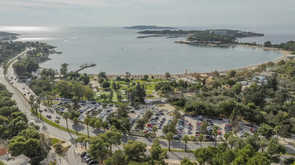 Οι 4 μεγάλοι «παίκτες» που διεκδικούν την Ακτή Βουλιαγμένης