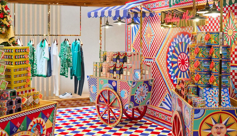 Όταν η Haute Couture φοράει κόκκινα: Τα αστραφτερά χριστουγεννιάτικα design αντικείμενα των μεγάλων οίκων μόδας