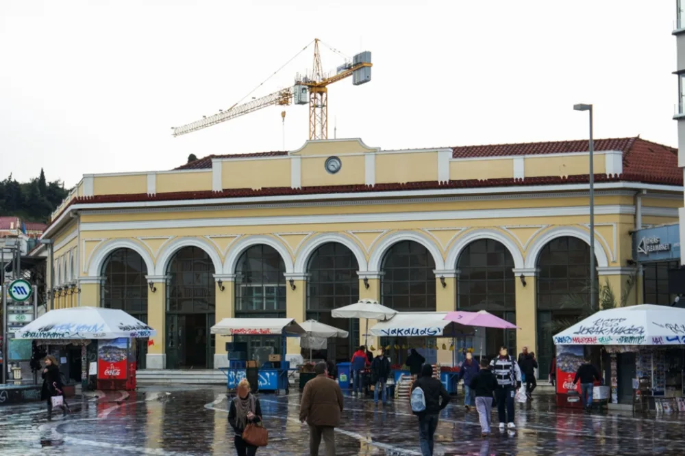 Ο σταθμός Μοναστηράκι αλλάζει όψη - Ξεκινούν τεχνικές παρεμβάσεις στην πρόσοψη του κτηρίου επί της πλατείας