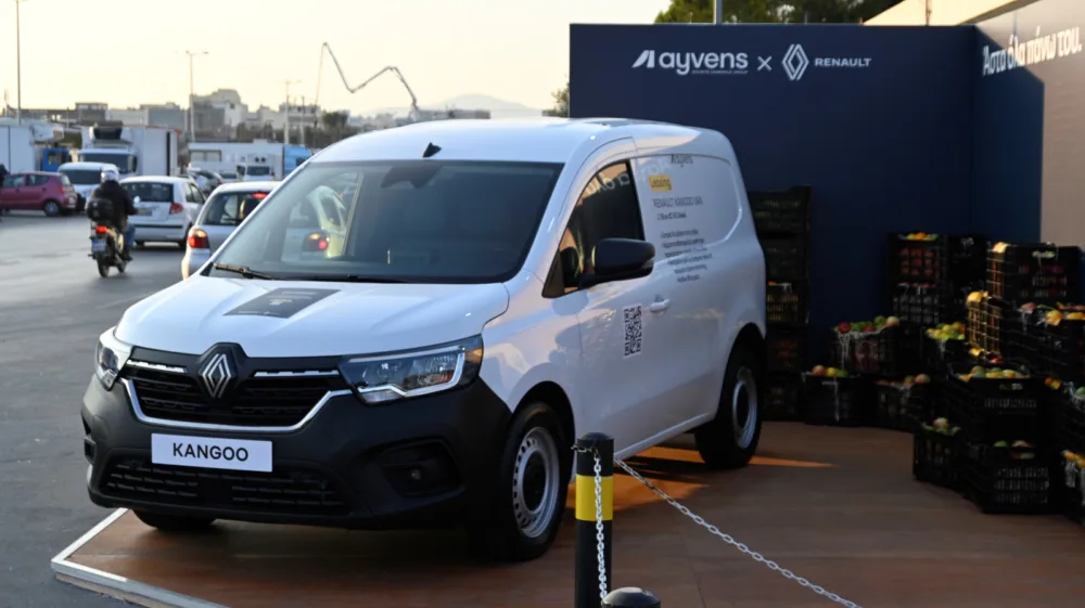 Η Ayvens και η Renault παρουσιάζουν το νέο activation με μήνυμα «Άστα όλα πάνω του» για το Renault Kangoo στην Κεντρική Λαχαναγορά Αθηνών