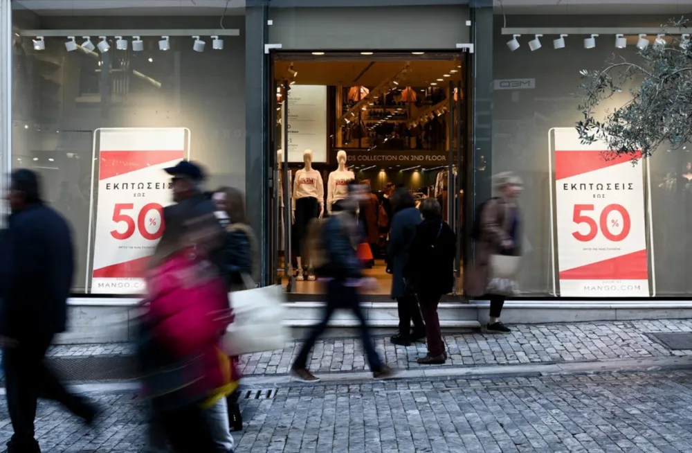 Λίγες ημέρες απέμειναν για την έναρξη των χειμερινών εκπτώσεων - Πόσο θα διαρκέσουν, ποιες Κυριακές θα είναι ανοιχτά τα καταστήματα