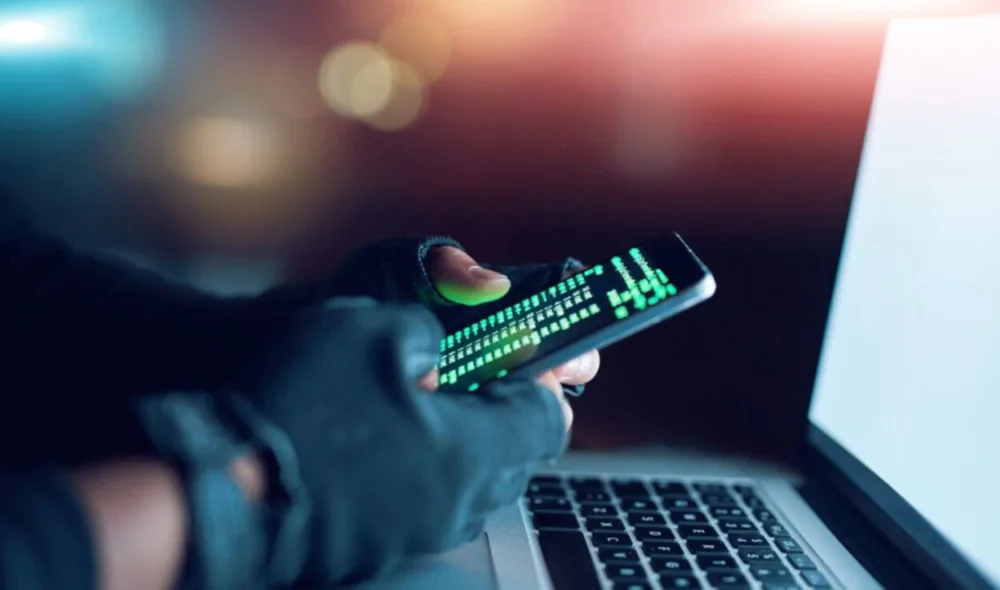 Νέα επικίνδυνη κατηγορία οικονομικής απάτης: Κυκλώματα χρησιμοποιούν AI για να δημιουργούν ψεύτικες πραγματικότητες