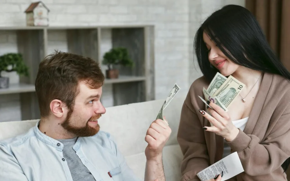 Τα οικονομικά συζητούνται πλέον ανοιχτά και επί ίσοις όροις στα ζευγάρια - Μυστικά και απόκρυψη αγορών αποτελούν τακτικές του παρελθόντος