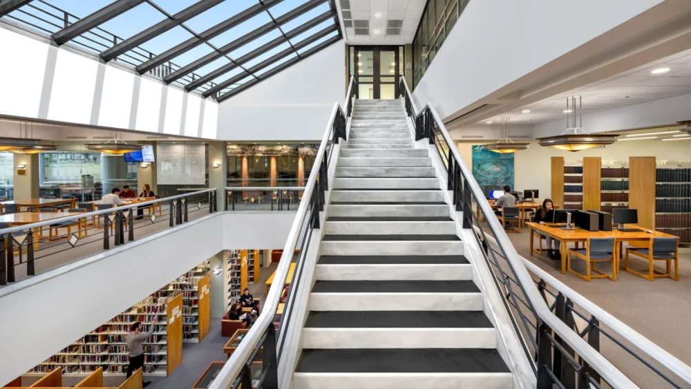 Το Deree και η AEON Group δημιουργούν το “The Deal Room”, ένα νέο πρότυπο συνεργασίας μεταξύ ακαδημαϊκού χώρου και αγοράς