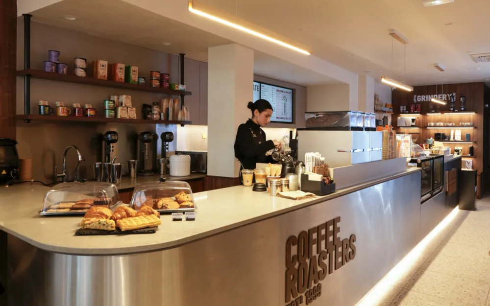 H Coffee Island εγκαινιάζει το πρώτο της κατάστημα στο Παρίσι, στη γραφική συνοικία της Μονμάρτης, πραγματοποιώντας είσοδο στη Γαλλία