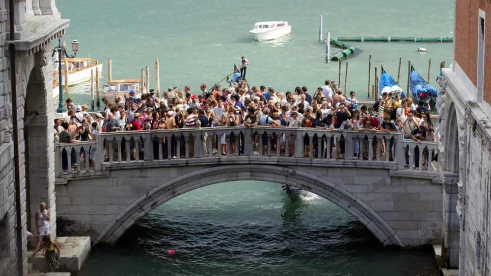 Μπορεί ένας τουριστικός φόρος να γίνει «ασπίδα» για το περιβάλλον;