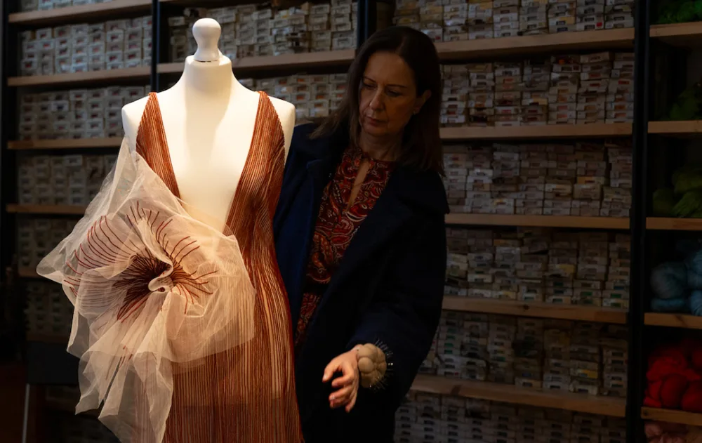 Denise Ελευθερίου: Πλέκοντας την παράδοση με τη σύγχρονη δημιουργία στο ιστορικό εργαστήριο Μέντης-Αντωνόπουλος