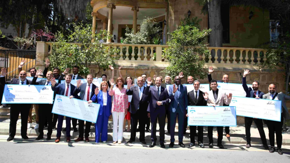 Ο Σερ Στέλιος απένειμε βραβεία στους Νικητές των Stelios Bi-Communal Awards for Business Co-operation